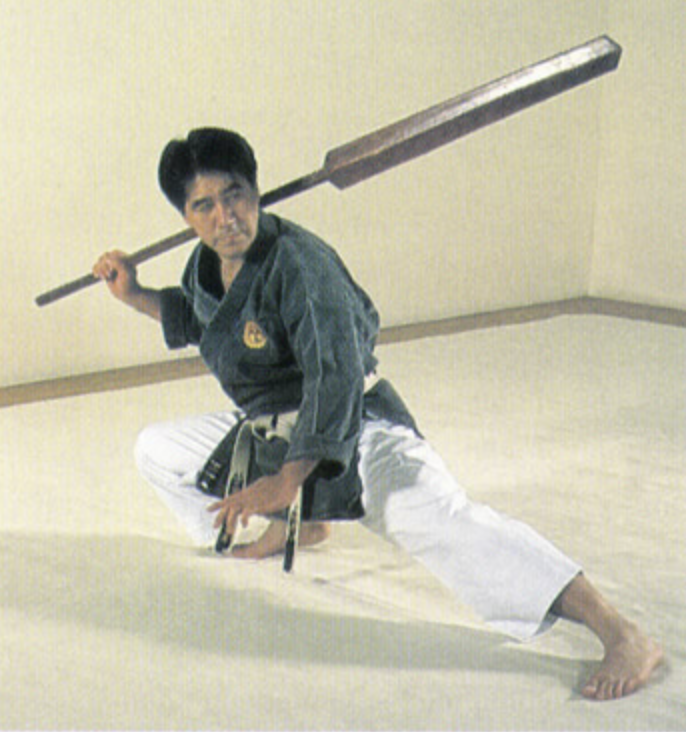 Senseï Kenyu Chinen dans une posture du kata Chikin akatchu no Ekudi