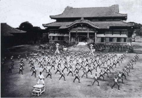 Entraînement de Karaté Shorin Ryu dans la cour du château de Shuri