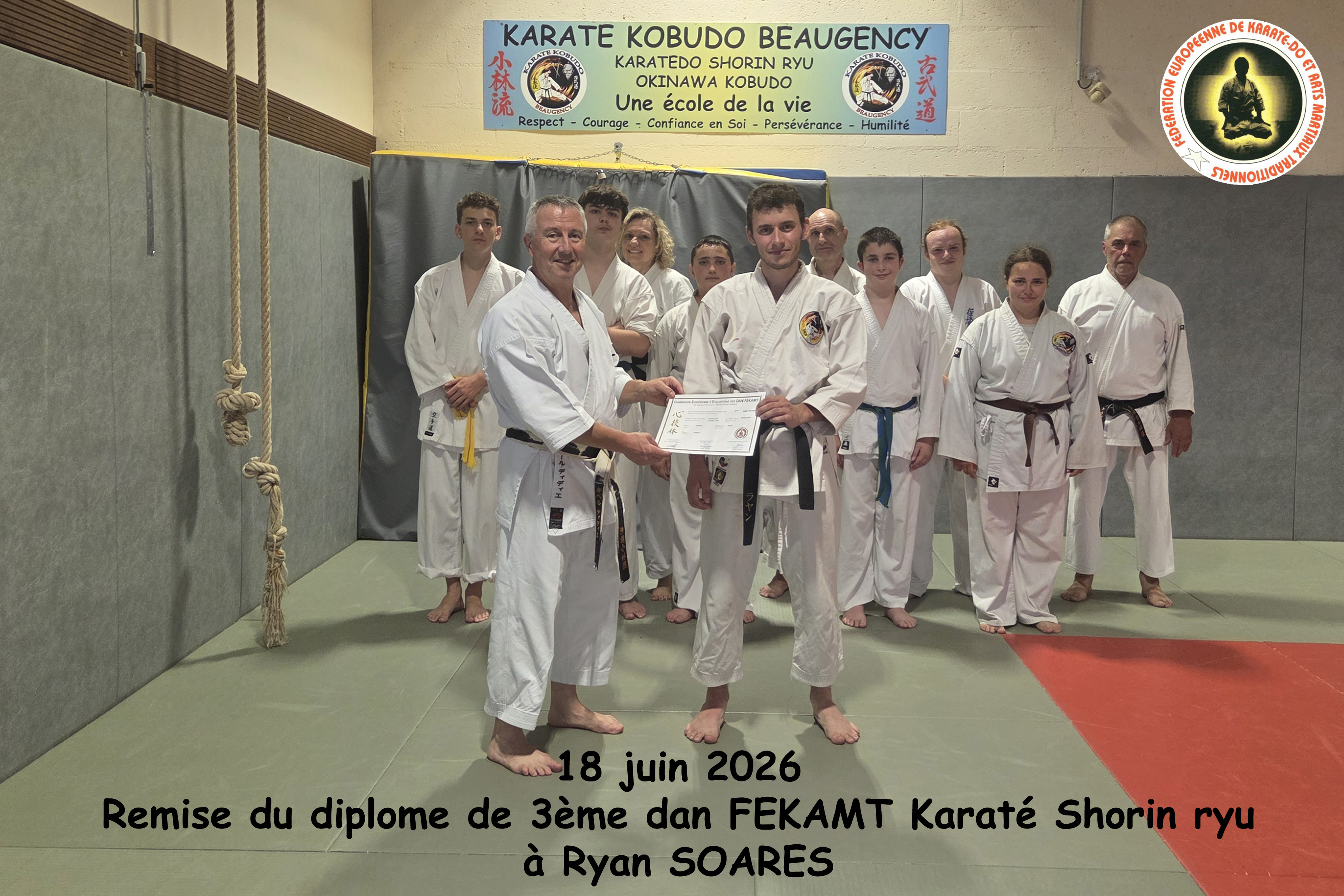 Ryan SOARES entouré du groupe - remise du 3ème dan Karaté Shorin ryu au KKB - juin 2026